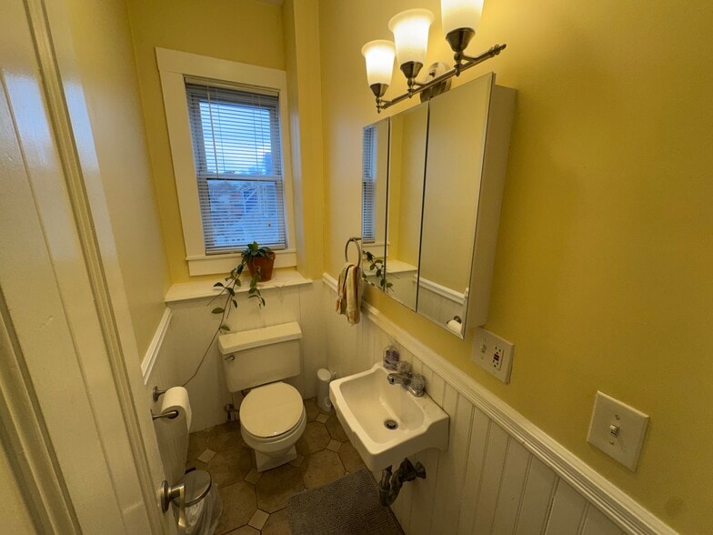 Building Photo - 176 Elm St