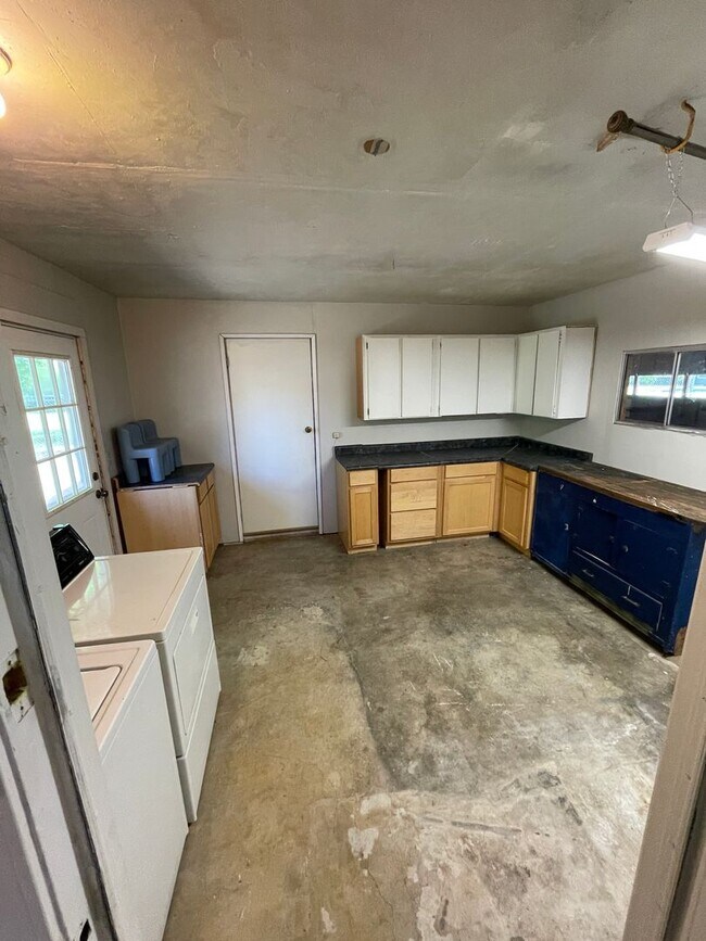 Building Photo - Hard to find 3 bedroom 2, bathroom.