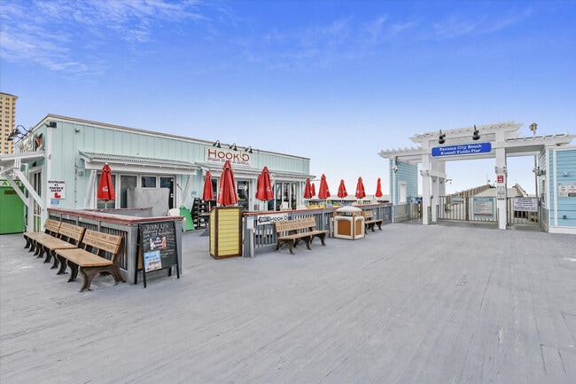 Building Photo - 9900 S Thomas Dr