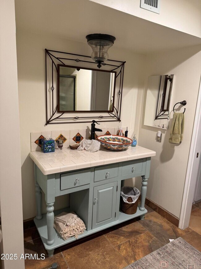 Building Photo - 1009 N Villa Nueva Dr