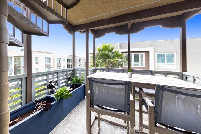 Building Photo - 983 Doheny Way