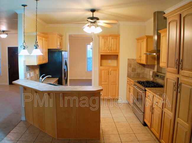 Building Photo - 4747 Mayflower Ct