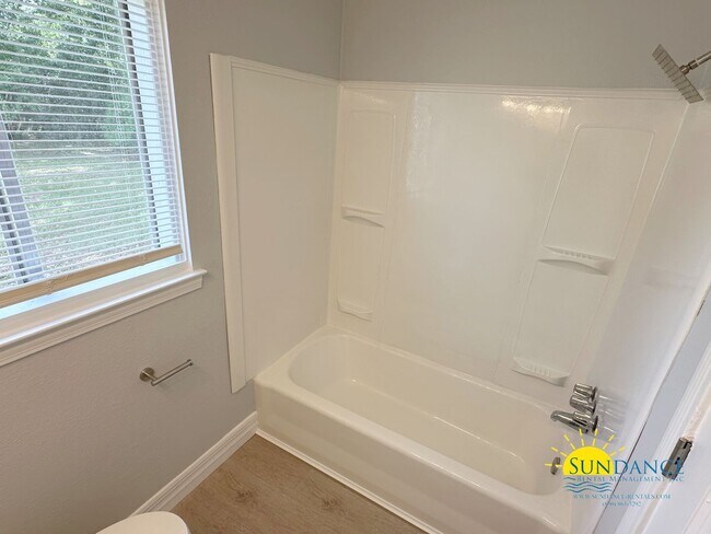 Building Photo - Newly Renovated 2 Bedroom Home in Pensacola!