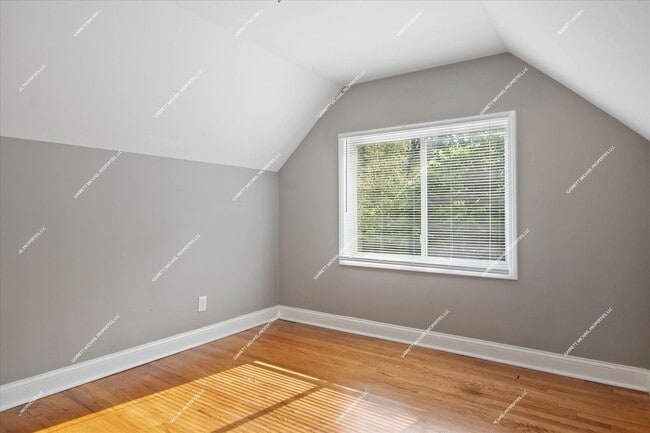 Building Photo - Charming 3-Bedroom Bungalow for Rent in Po...