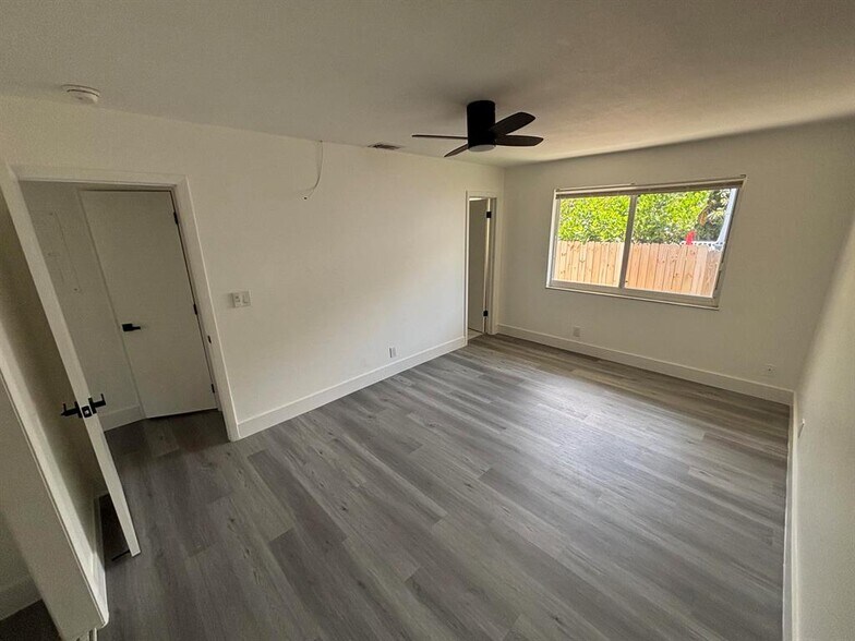 Building Photo - 880 SE 12th St