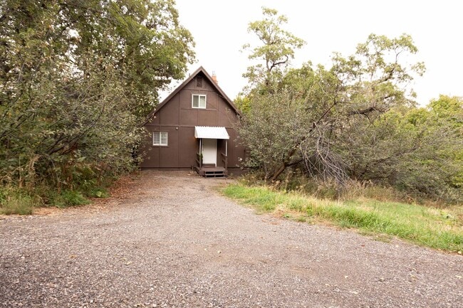 Building Photo - Ski season special, Month to month lease- ...