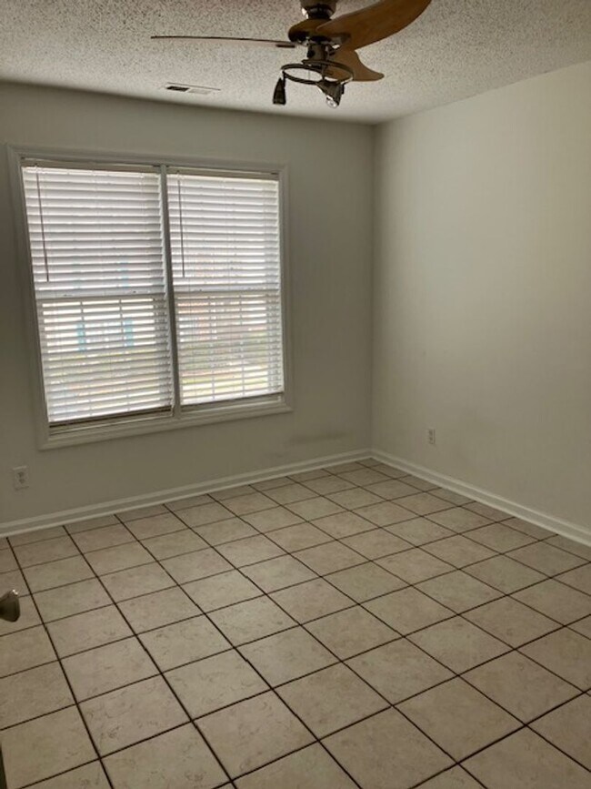 Building Photo - 909-H