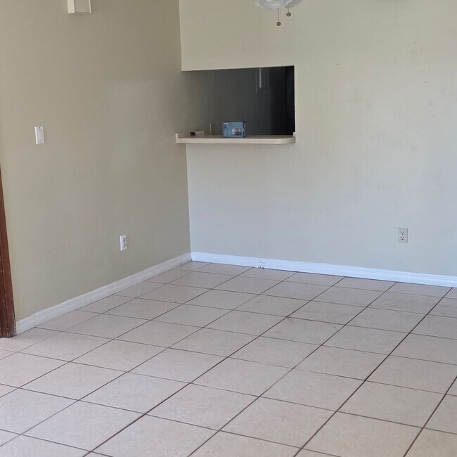 Building Photo - 484 Tamarac St