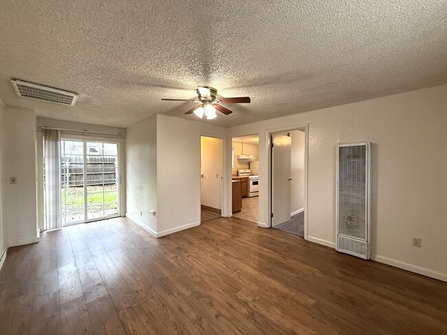 Building Photo - 612 W 2nd Ave