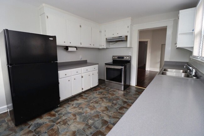 Building Photo - 4910 Colonial Dr