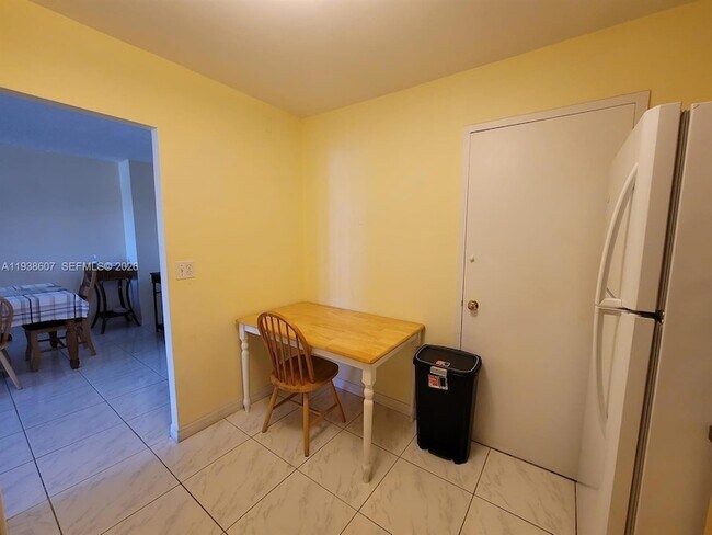 Building Photo - 401 Golden Isles Dr