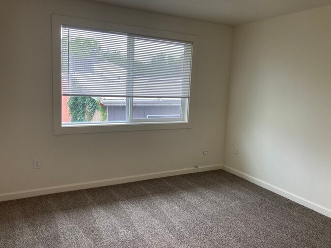 Building Photo - 1527 Santiam Hwy SE