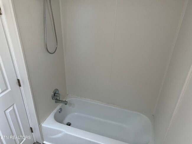 Building Photo - West Knoxville 37922 - 1 bedroom apartment with updated interior - Contact Mac Tobler (865)755-3075