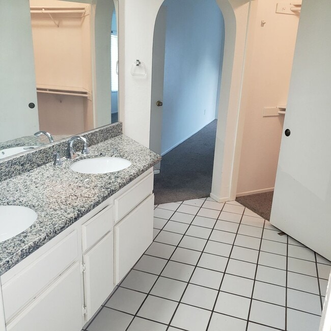 Building Photo - (((AVAILABLE))) REDLANDS 3bed 2 bath Must See!