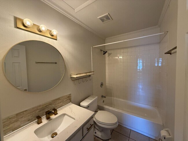 Building Photo - 136 Country Club Dr