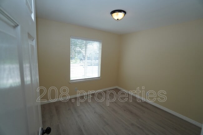 Building Photo - 5903 S Snowdrop Pl