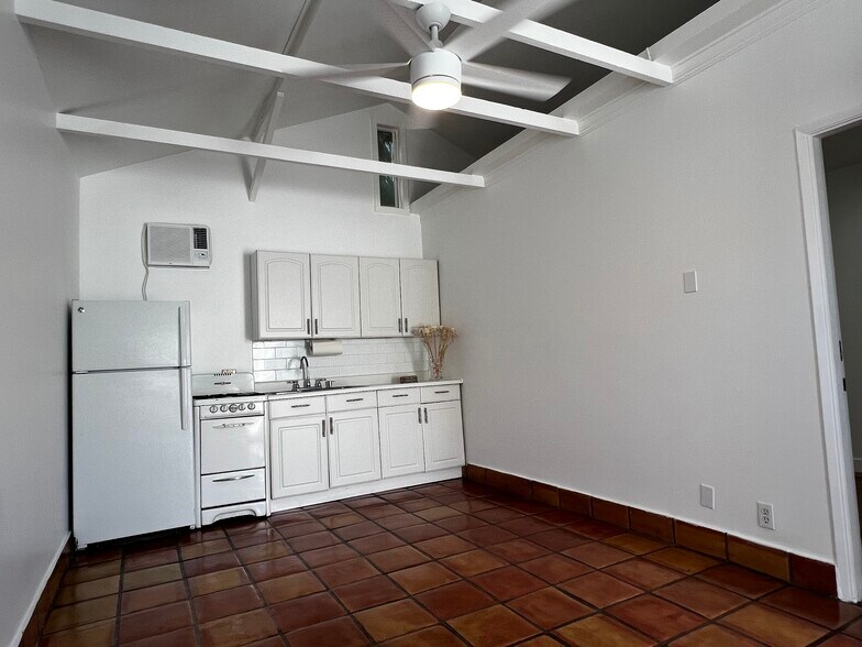 Building Photo - 4833 Cartwright Ave
