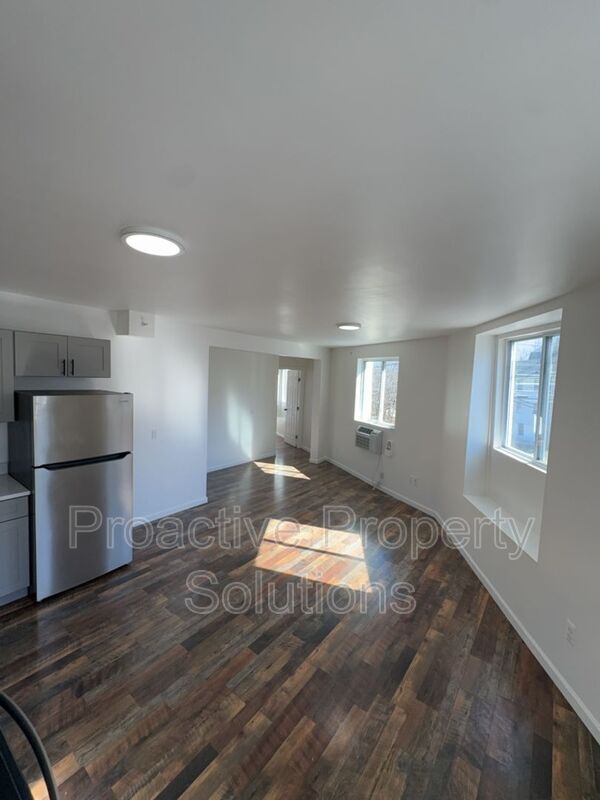 Building Photo - 730 N Main St