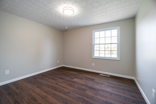 Building Photo - 5272 Quincy Dr