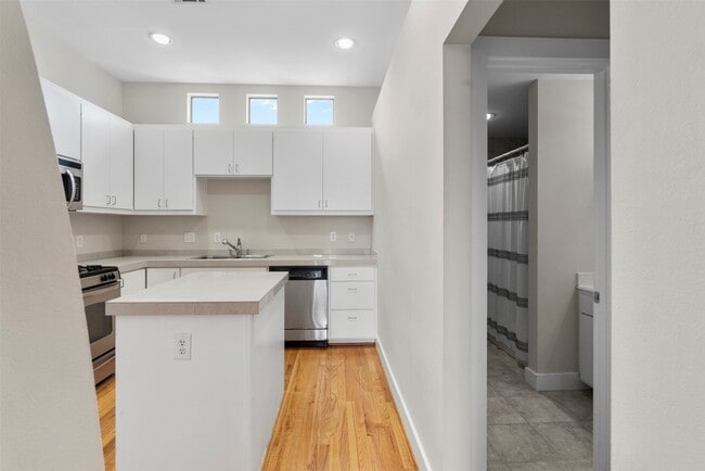 Building Photo - 8715 Meadowcroft Dr