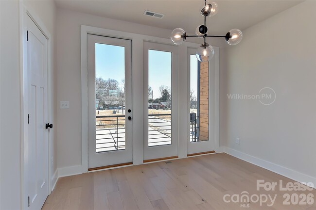 Building Photo - 2204 Northend Dr