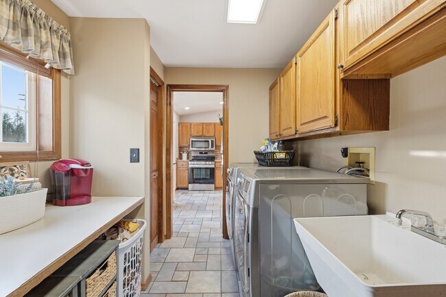 Building Photo - 21913 N Meadowview Dr