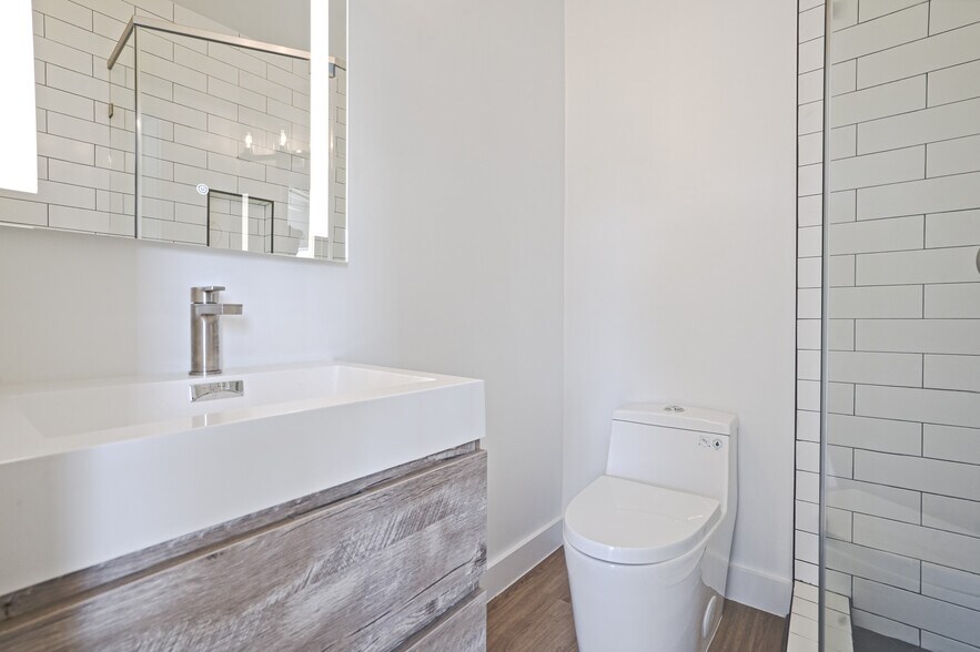 Building Photo - 920 Marine St