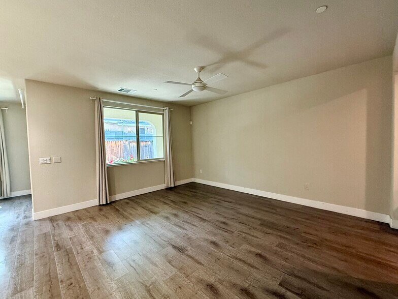 Spacious great room - 27 Rogers Ln
