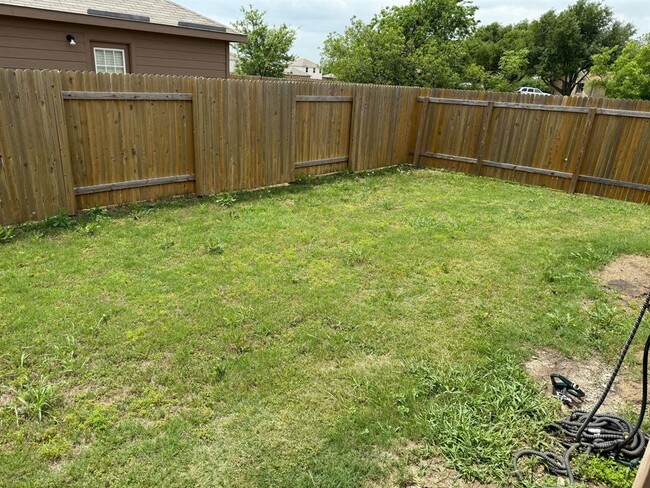 Building Photo - 532 Fox Glen Trl