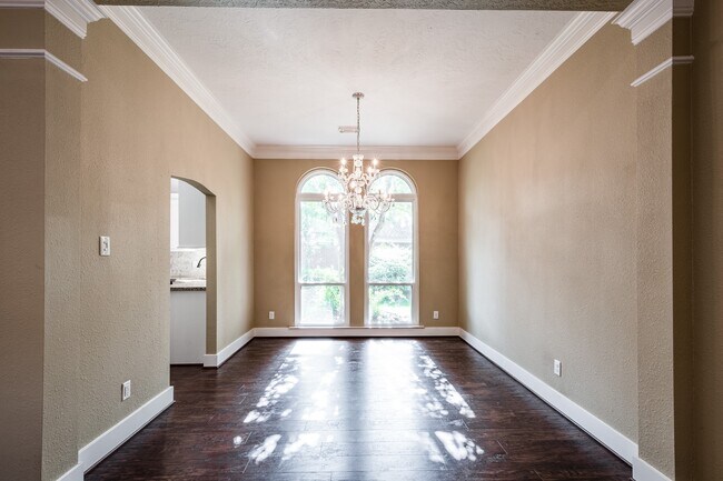 Building Photo - 2506 S Strathford Ln