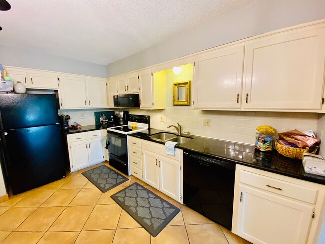 Building Photo - {1423} Olathe Townhome + 3Bed/2.5Bath + Fe...