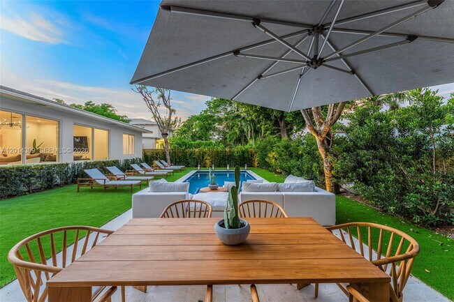 Building Photo - 6145 La Gorce Dr