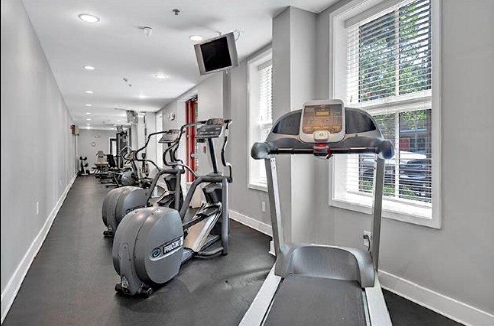 Building Photo - 812 Grand St