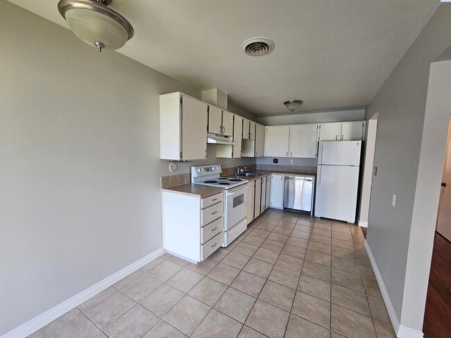 Building Photo - Upper Level Condo overlooking Pool and Clu...