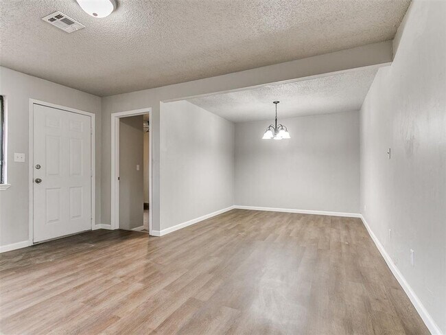 Building Photo - Super 4 Bed 1.5 Bath in the South Gate Addn in Moore, OK