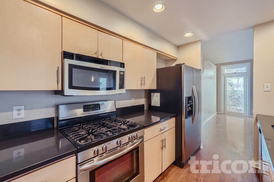 Building Photo - 5 Oak Shore Dr