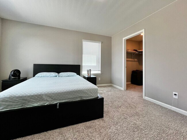 Building Photo - 4 Bed 3 Bath Available August 1st in Windsor!!!