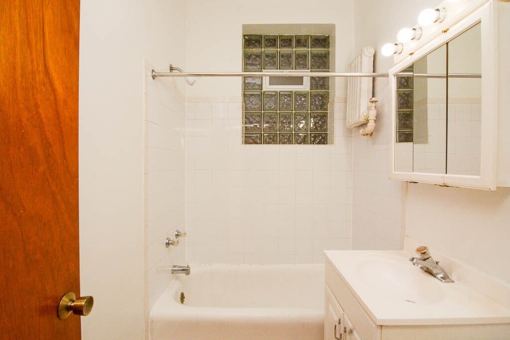 Building Photo - 544 W Wellington Ave