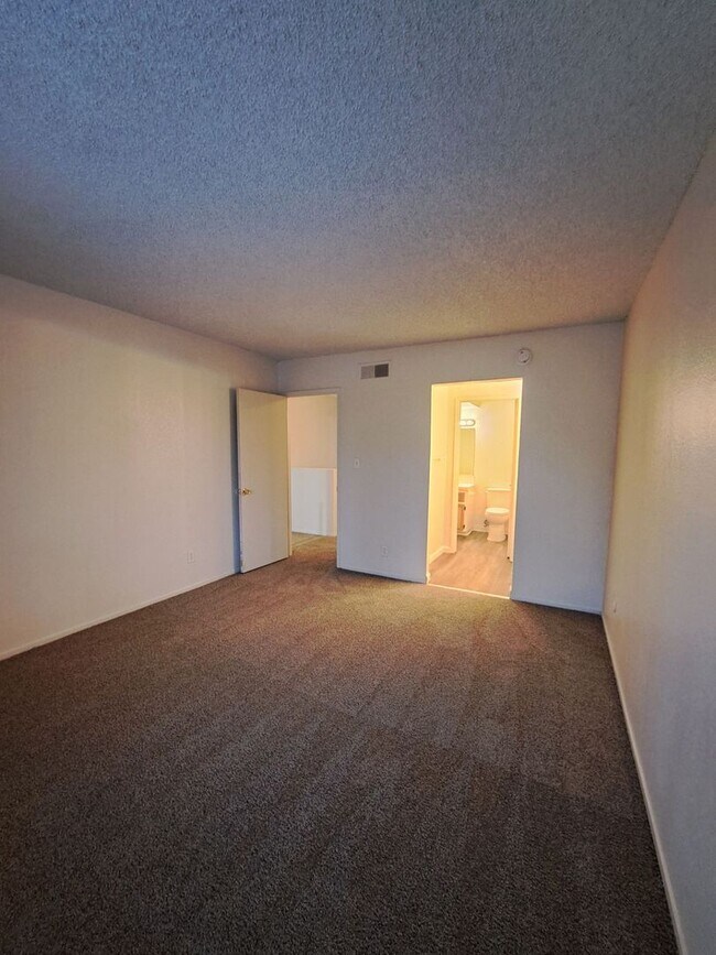 Building Photo - Charming 2-Bedroom Townhome in Fresno – Spacious Layout, Modern Kitchen & Community Amenities!