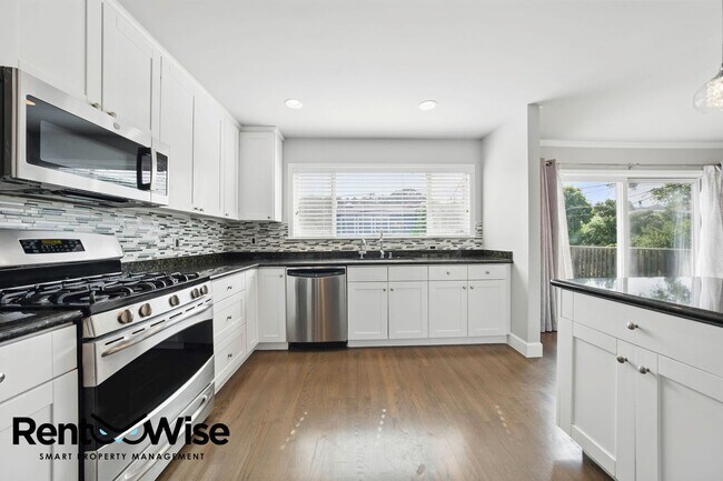 Building Photo - 1125 Fernwood Dr