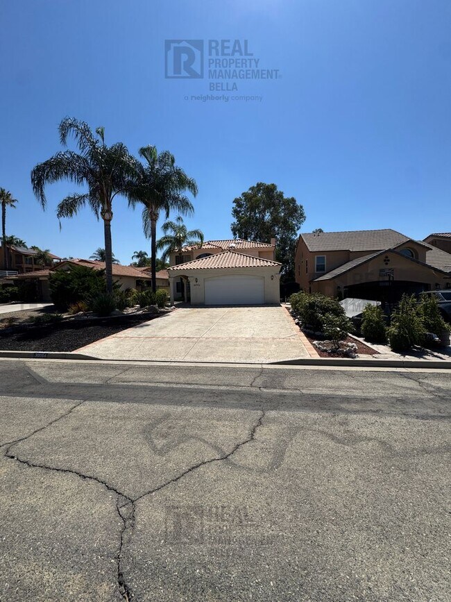 Building Photo - Waterfront Living in Canyon Lake!