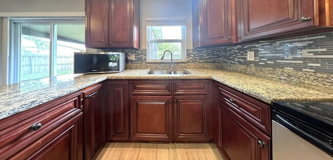 Building Photo - 6475 Cedarbrook Dr