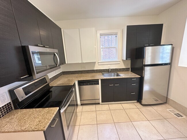 Building Photo - 605 Lamar Ave