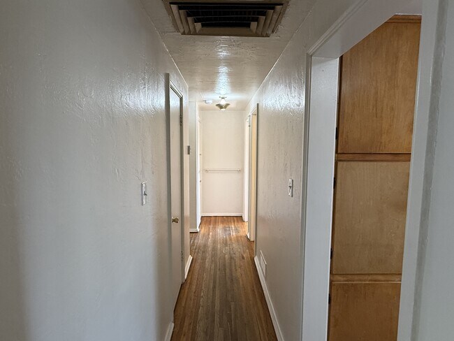 Building Photo - 3213 San Pedro Dr NE