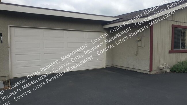 Building Photo - 1696 Carmel Cir E
