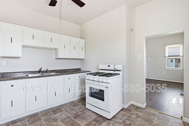Building Photo - 433 28th St