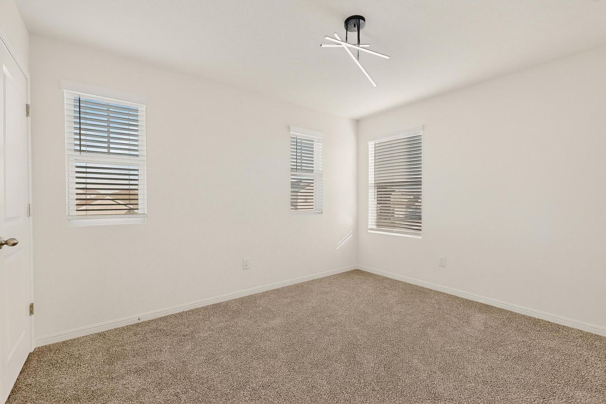 Building Photo - 361 Wren Ln