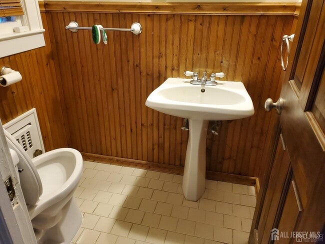 Building Photo - 250 Thomas St