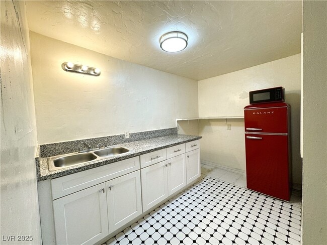 Building Photo - 1871 Shadow Mountain Pl