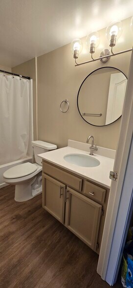 2nd Full Bath Upstairs - 4750 Templeton St